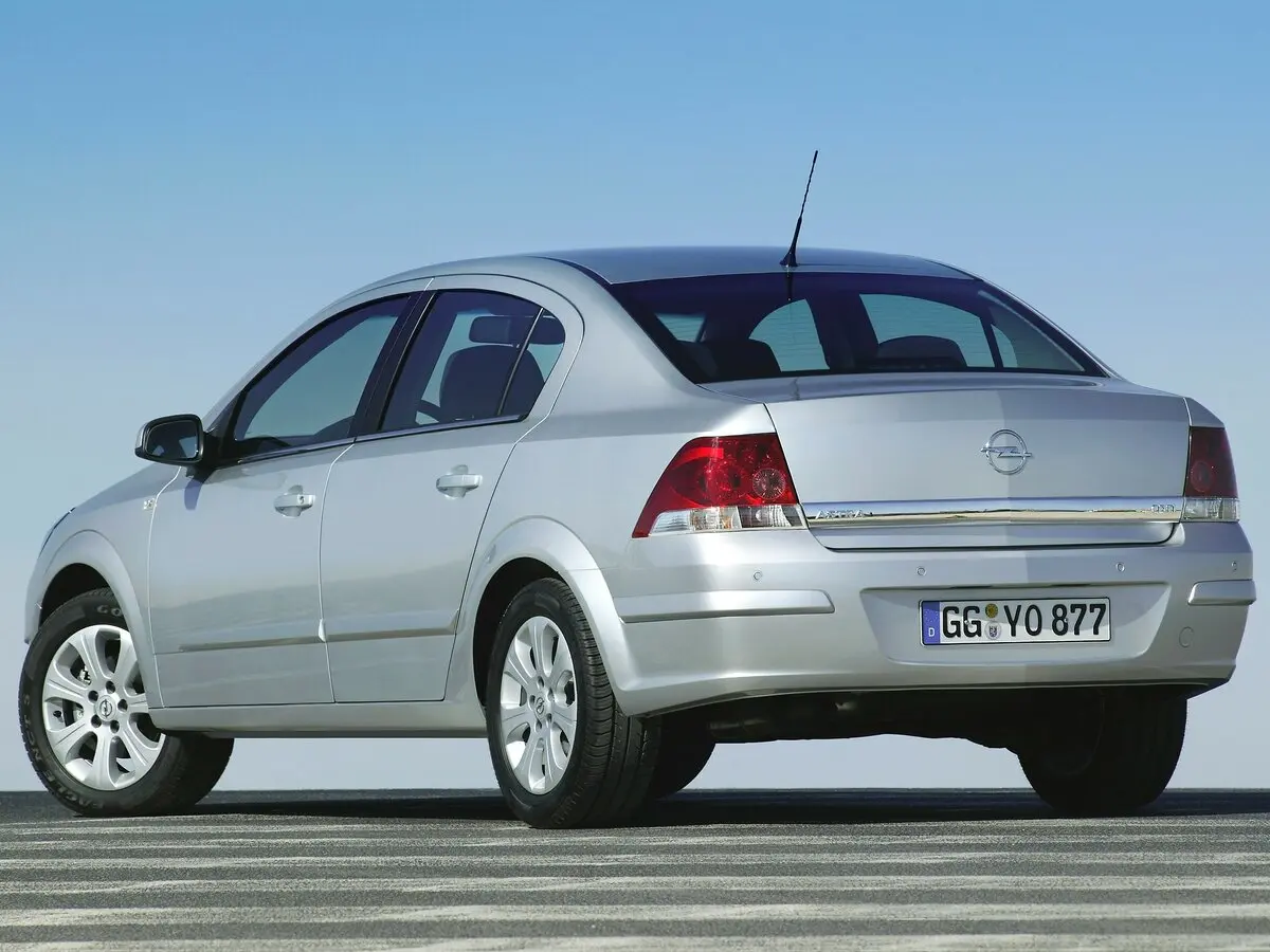 Opel Astra H Рестайлинг Седан — фото 6