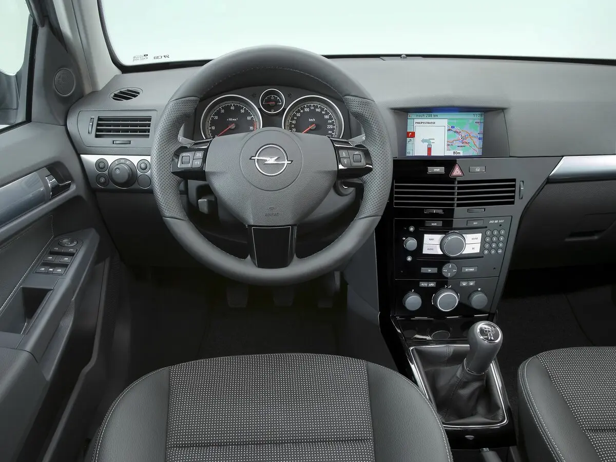 Opel Astra H Рестайлинг Седан — фото 7