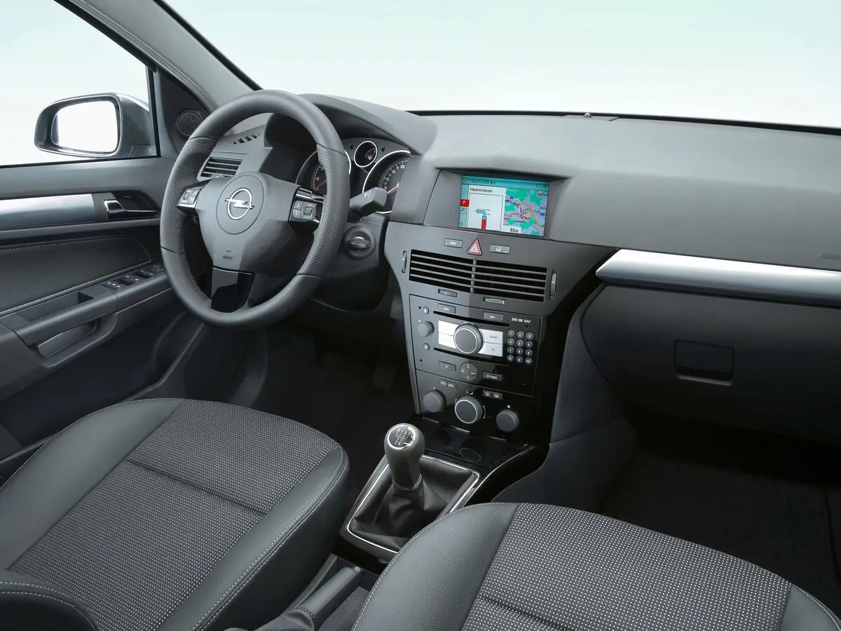 Opel Astra H Рестайлинг Седан — фото 8