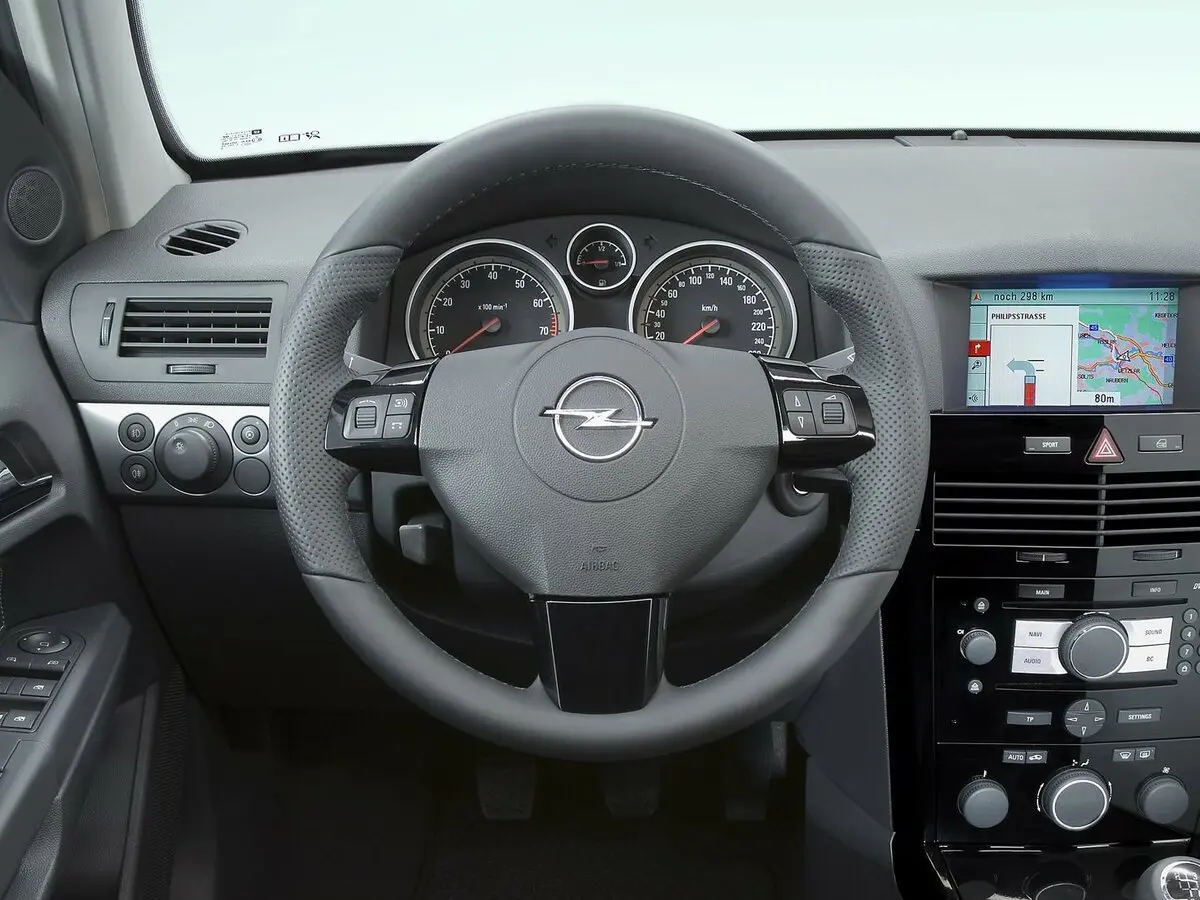 Opel Astra H Рестайлинг Седан — фото 9