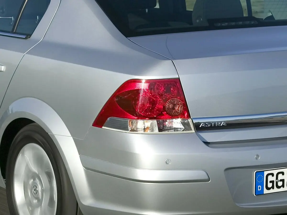 Opel Astra H Рестайлинг Седан — фото 13