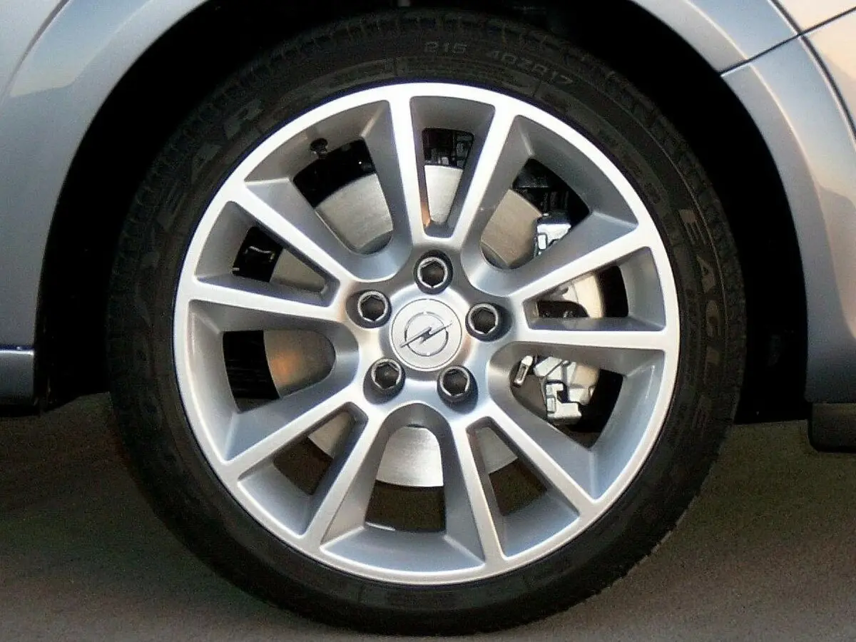Opel Astra H Рестайлинг Седан — фото 14