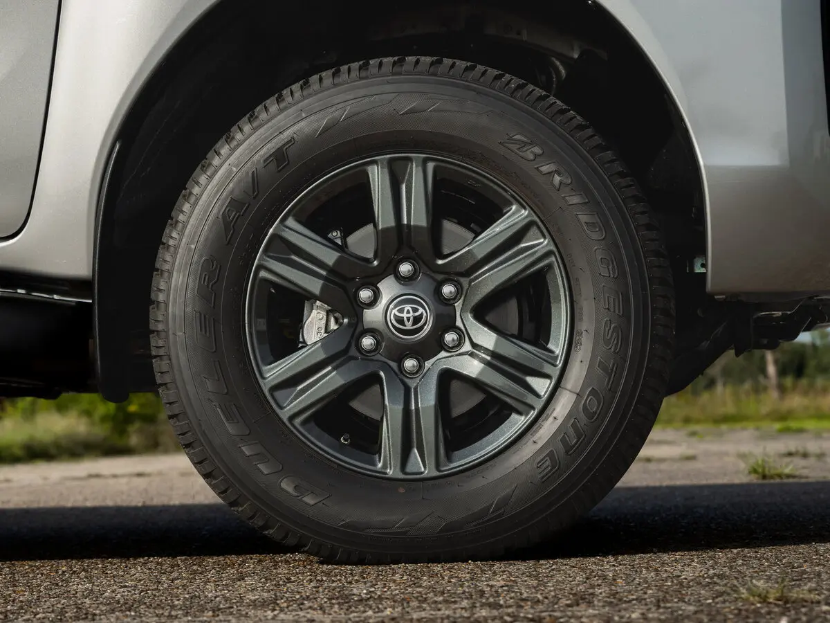 Toyota Hilux VIII Рестайлинг 3 Пикап Двойная кабина — photo 11