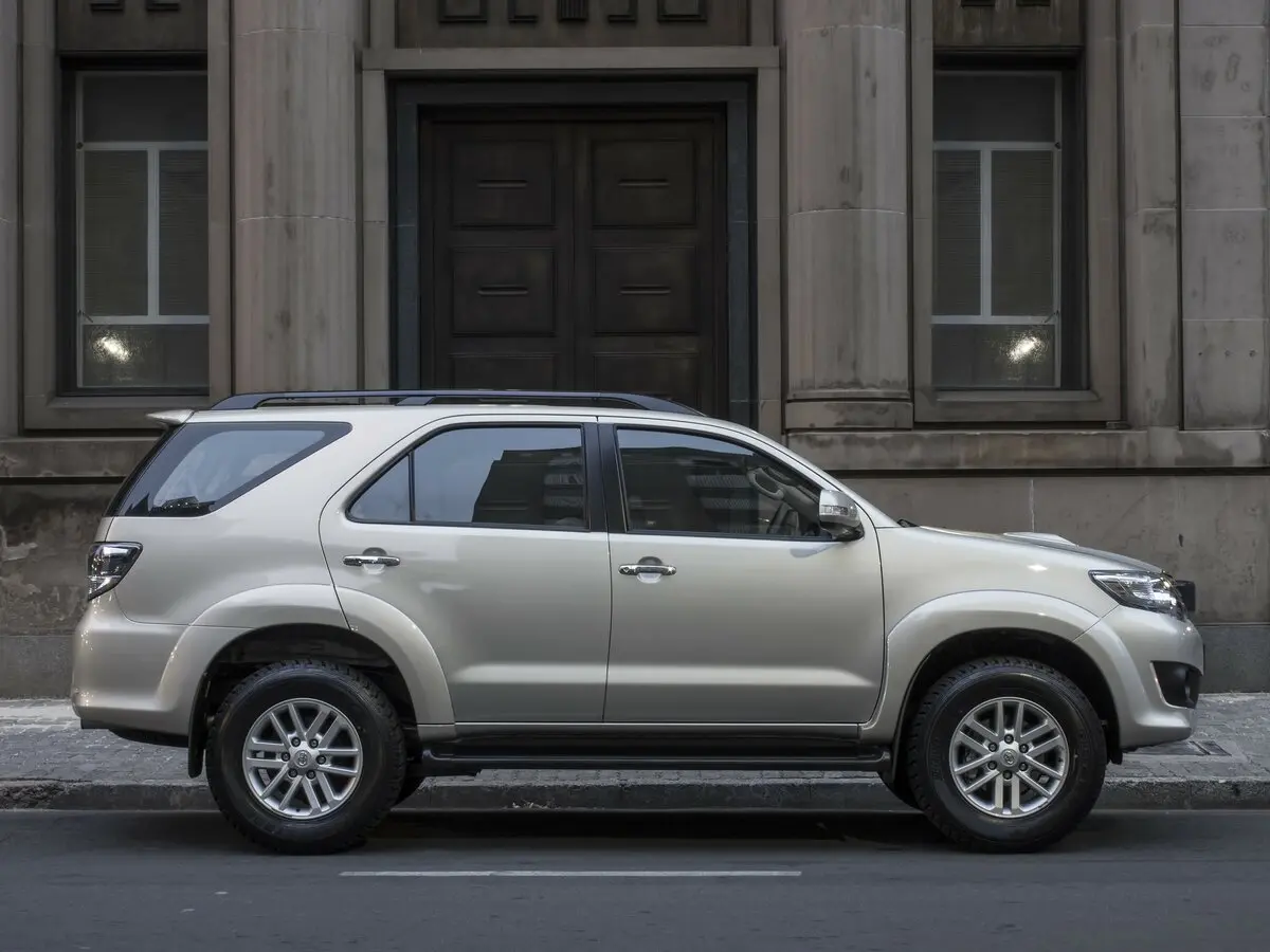 Toyota Fortuner I Рестайлинг 2 Внедорожник 5 дв. — фото 2