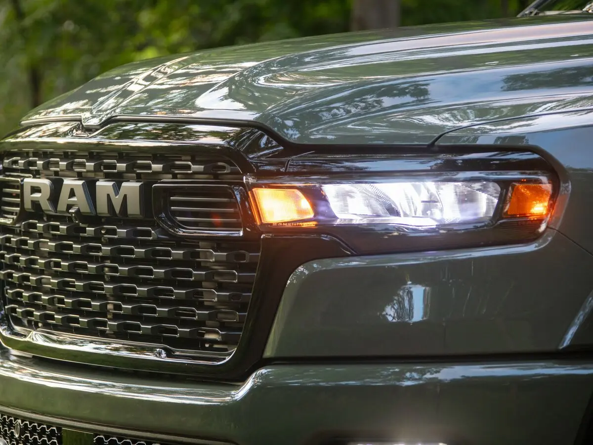 Ram 1500 V Рестайлинг Пикап Двойная кабина Quad Cab — photo 11
