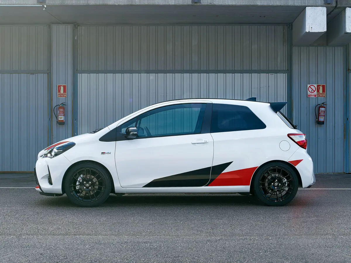 Toyota Yaris III Рестайлинг 2 Хэтчбек 3 дв. — сүрөт 2