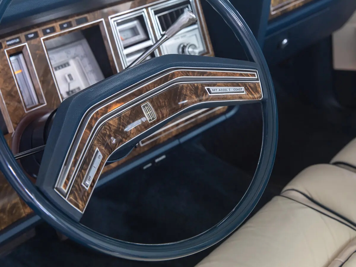 Lincoln Continental Mark V Купе — photo 9