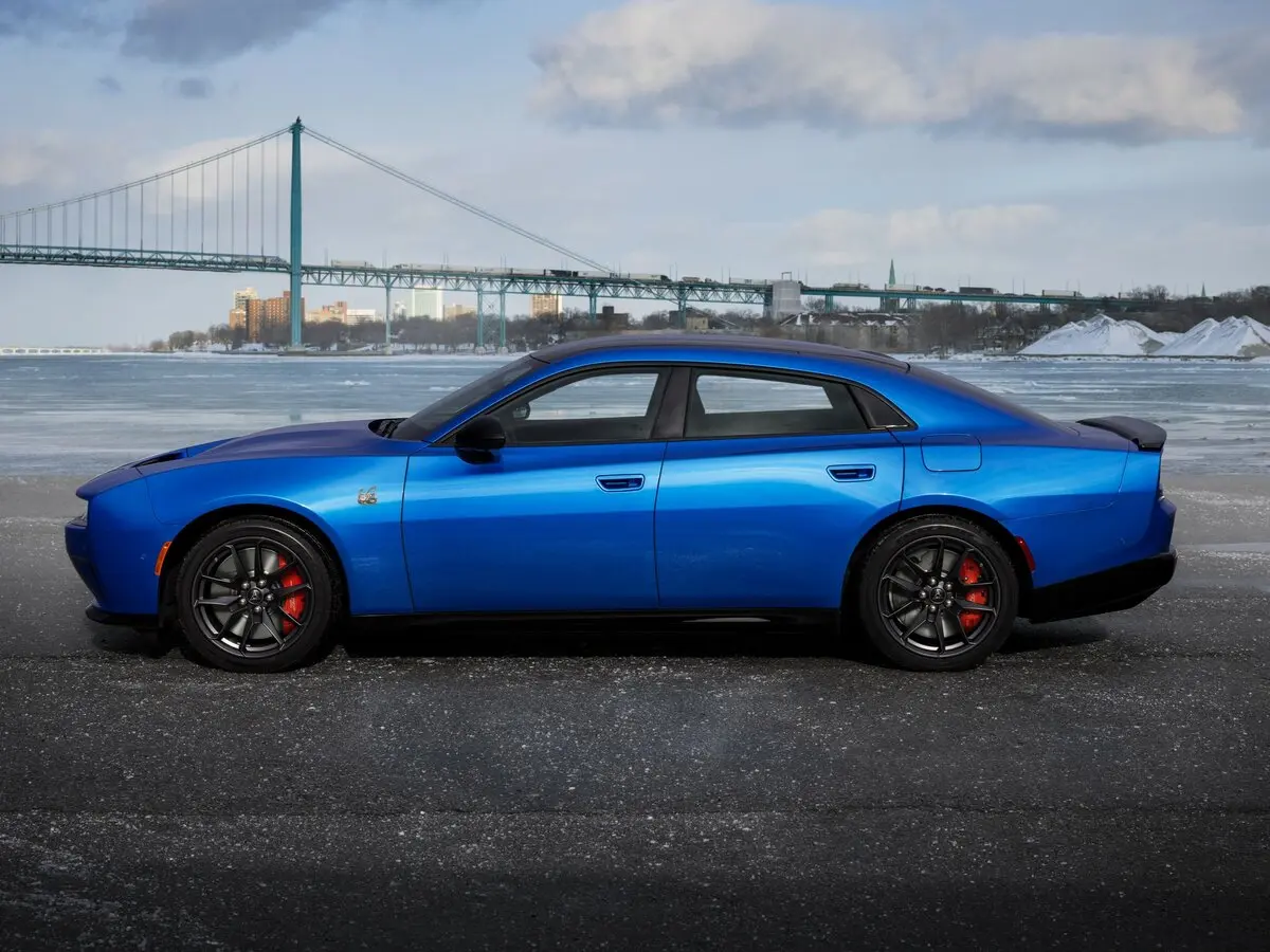 Dodge Charger VIII Лифтбек — photo 2