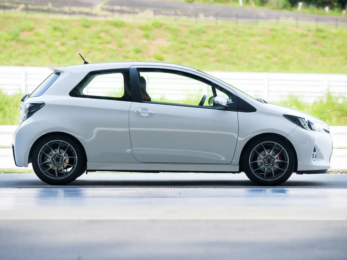 Toyota Vitz III (XP130) Хэтчбек 3 дв. GRMN — сүрөт 2