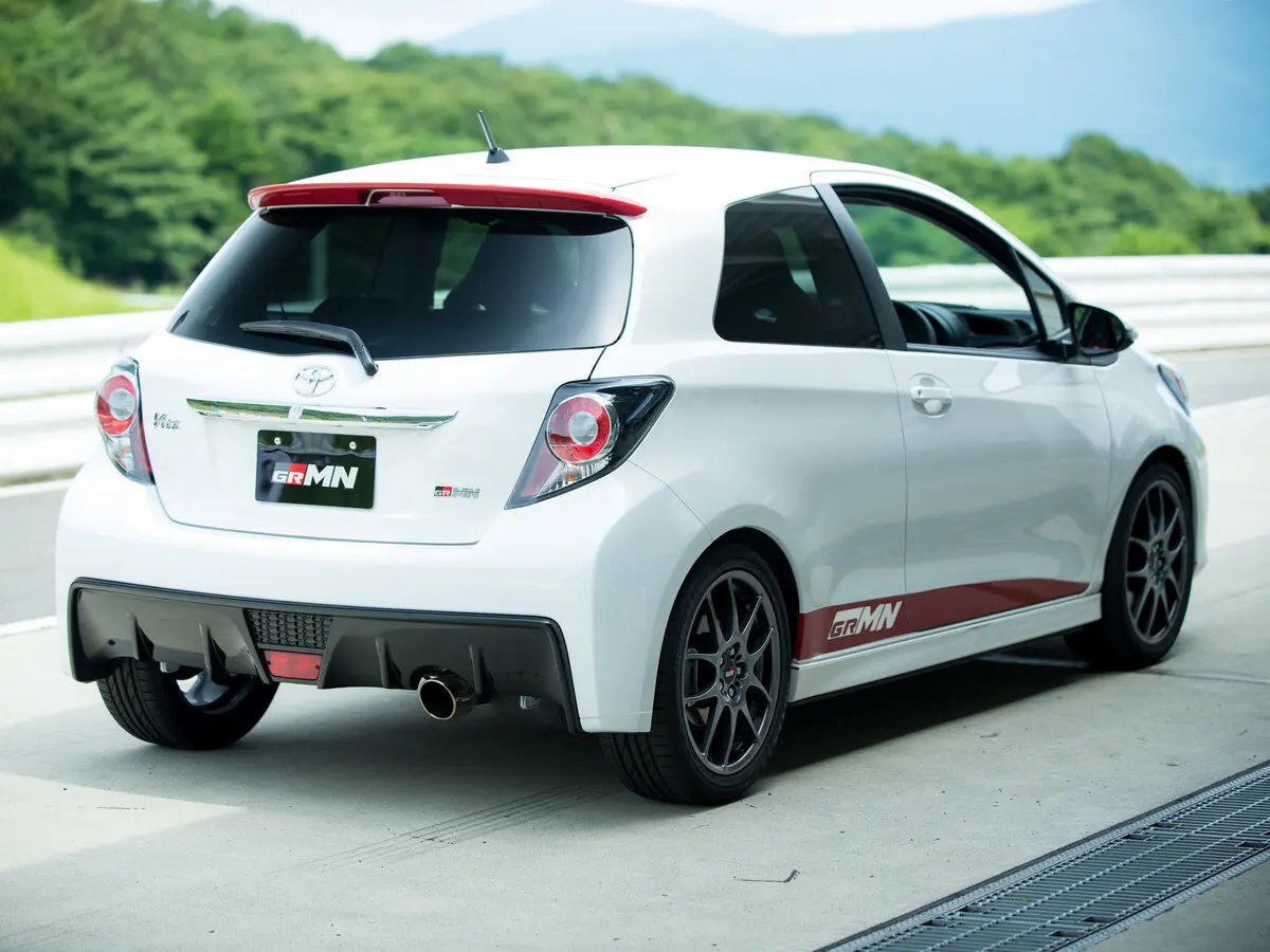 Toyota Vitz III (XP130) Хэтчбек 3 дв. GRMN — сүрөт 4