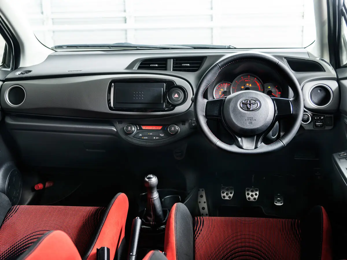 Toyota Vitz III (XP130) Хэтчбек 3 дв. GRMN — сүрөт 5