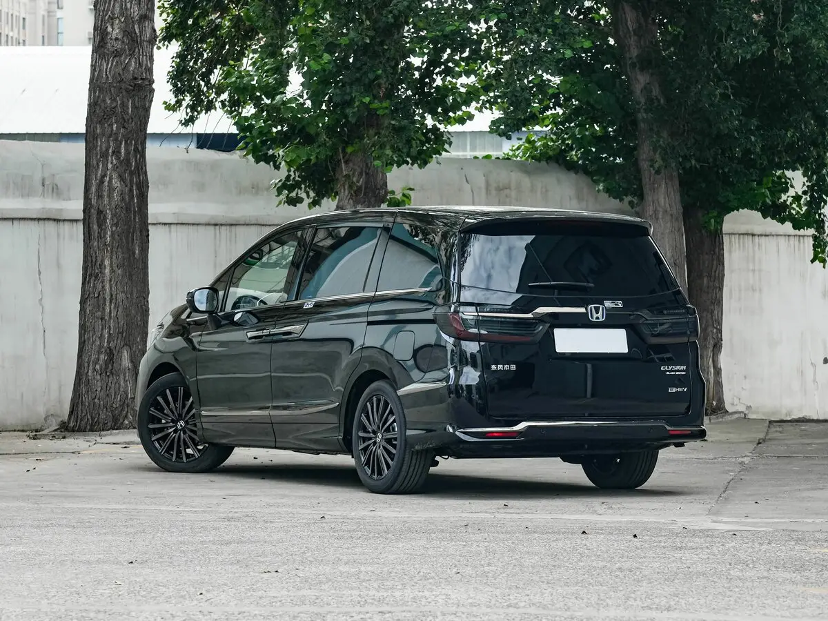 Honda Elysion II Рестайлинг 3 Минивэн — фото 4