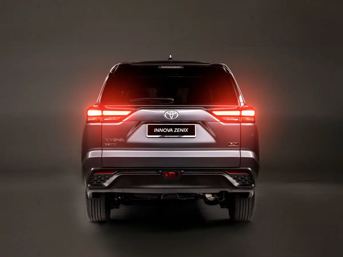 Toyota Innova III Компактвэн — фото 4