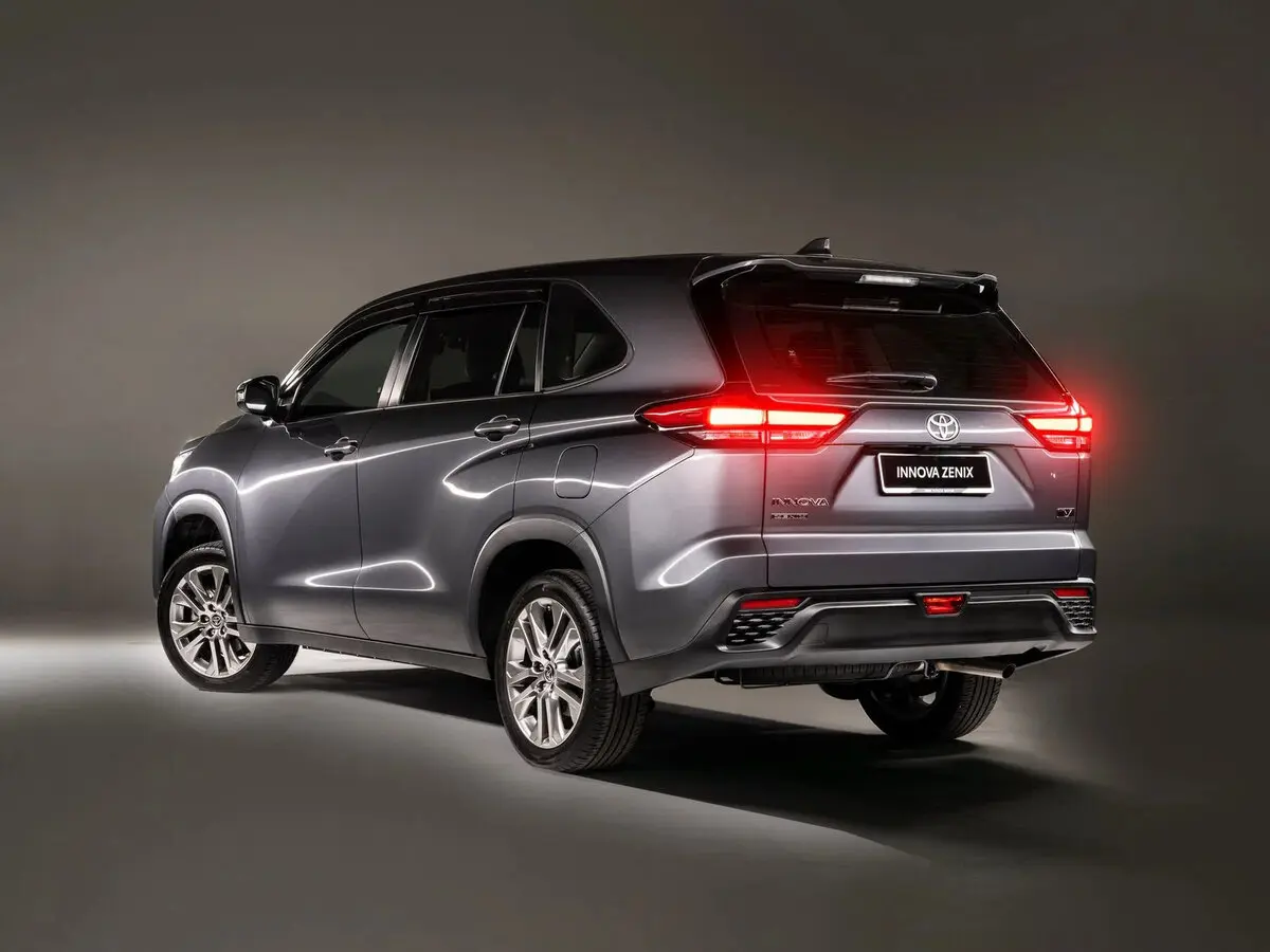 Toyota Innova III Компактвэн — фото 5