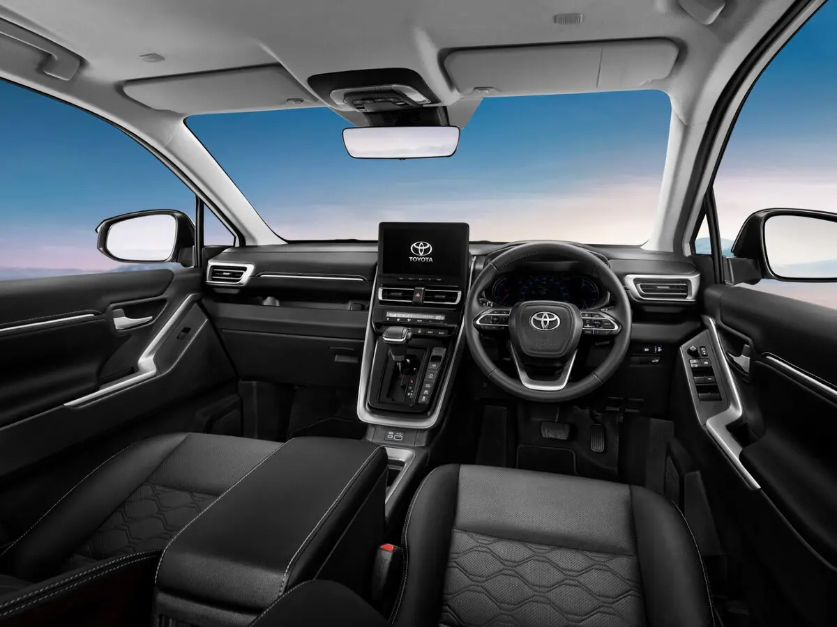 Toyota Innova III Компактвэн — фото 7
