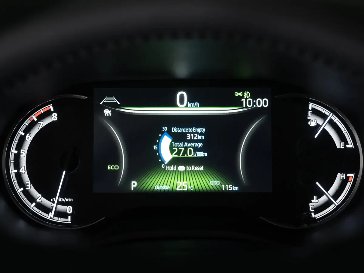 Toyota Innova III Компактвэн — фото 9