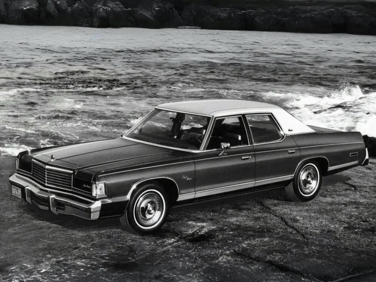 Dodge Monaco IV