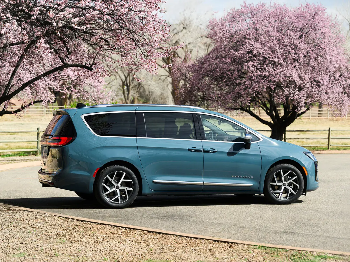 Chrysler Pacifica RU Рестайлинг 2 Минивэн — photo 2