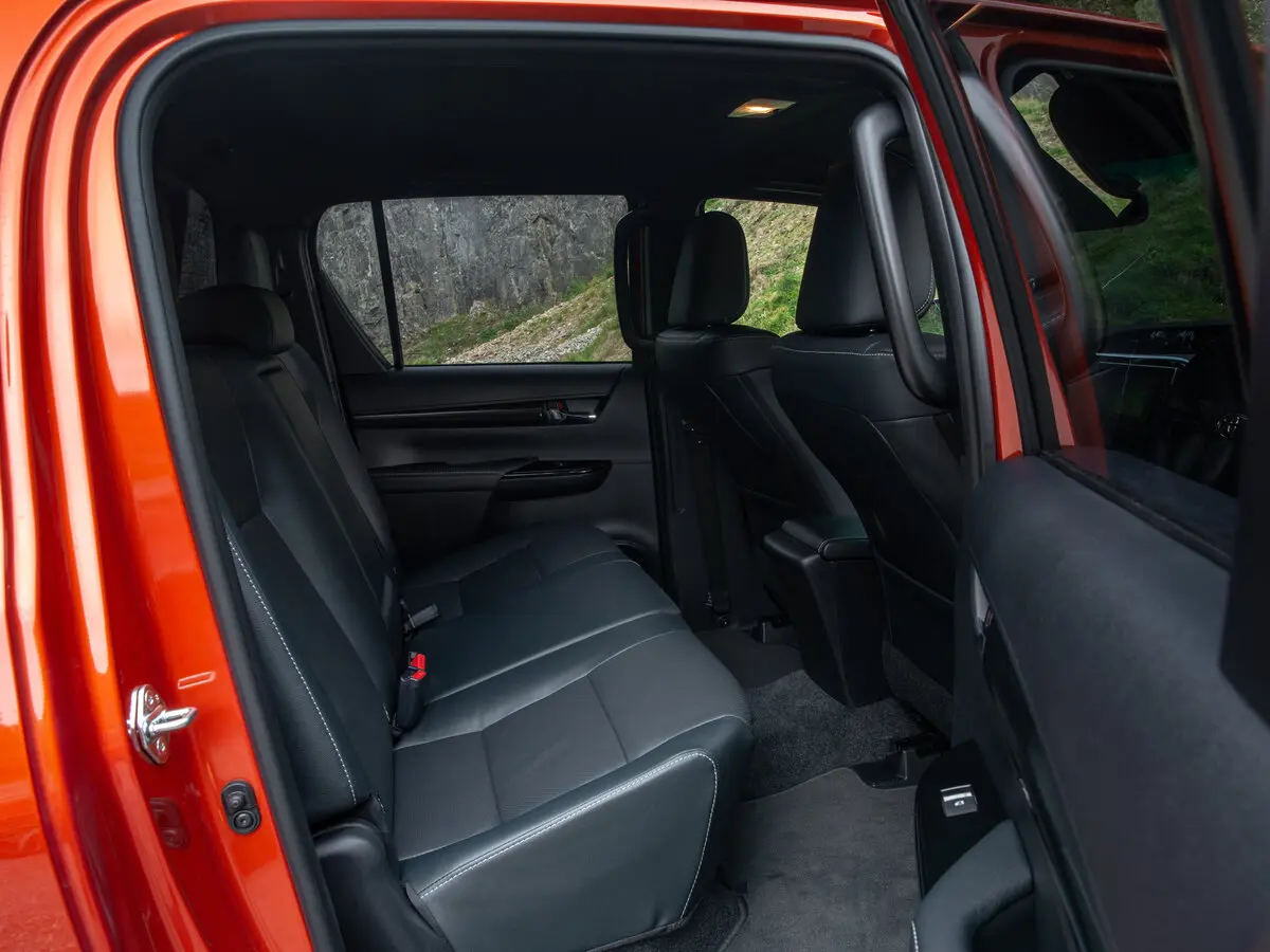 Toyota Hilux VIII Рестайлинг Пикап Двойная кабина — сүрөт 9