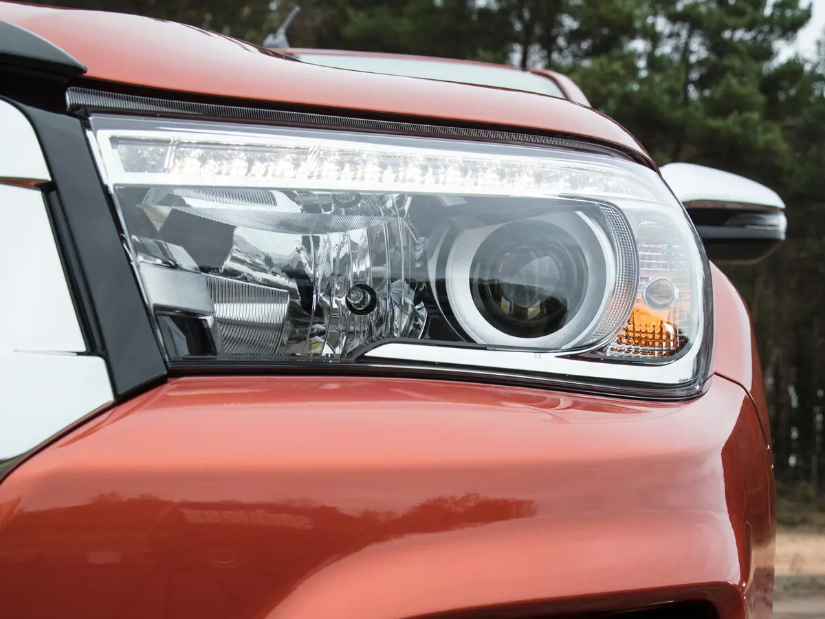 Toyota Hilux VIII Рестайлинг Пикап Двойная кабина — сүрөт 12