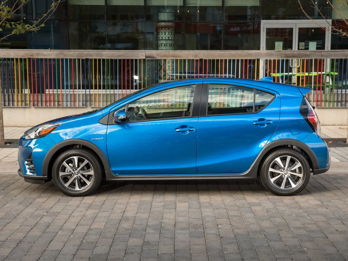 Toyota Prius c I Рестайлинг 2 Хэтчбек 5 дв. — сүрөт 2