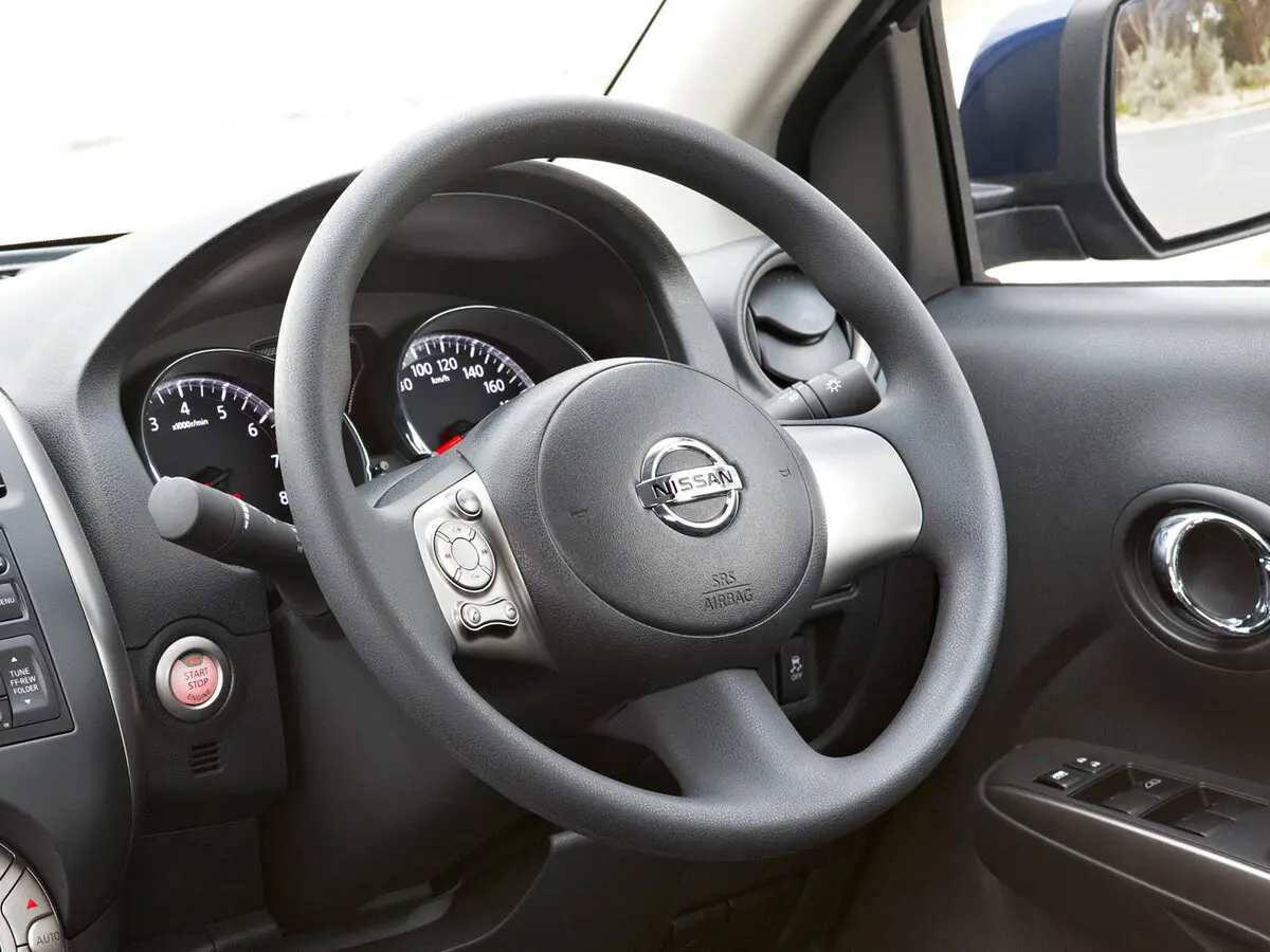 Nissan Almera III (N17) Седан — 照片 6