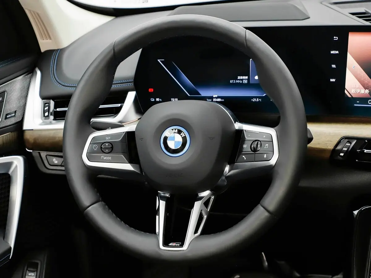 BMW iX1 2022 – н.в. Внедорожник 5 дв. L — 照片 11