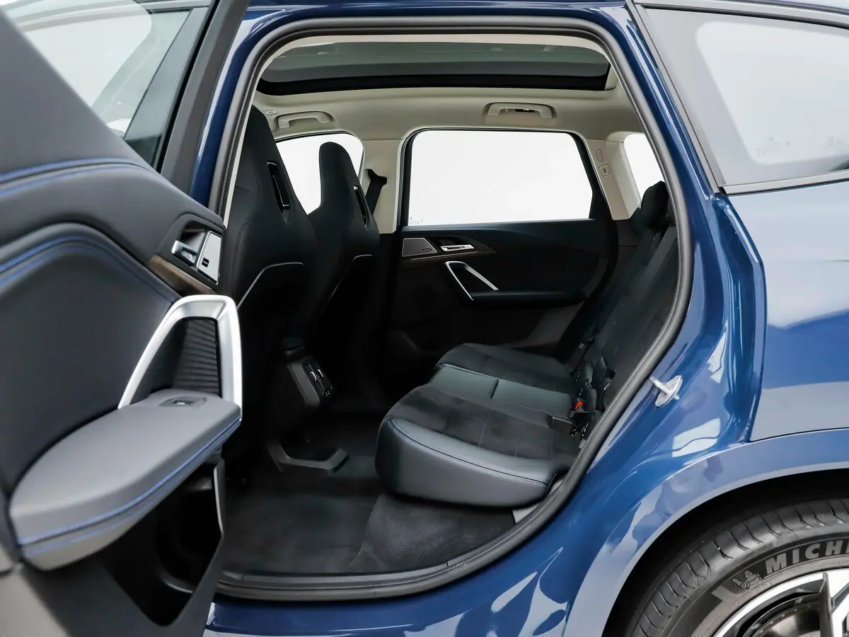BMW iX1 2022 – н.в. Внедорожник 5 дв. L — 照片 12