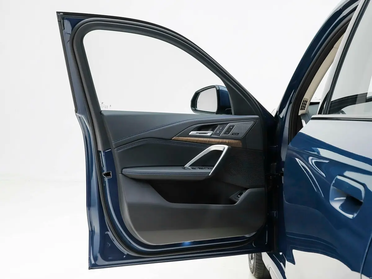 BMW iX1 2022 – н.в. Внедорожник 5 дв. L — 照片 14