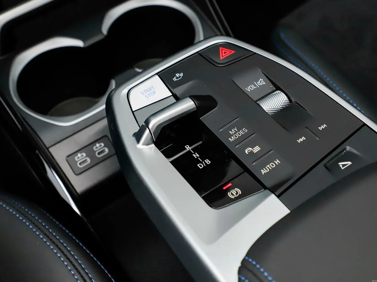 BMW iX1 2022 – н.в. Внедорожник 5 дв. L — 照片 15