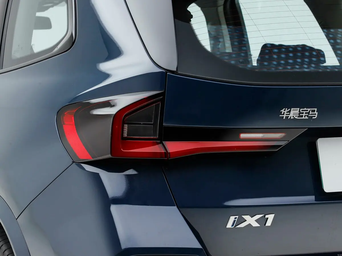 BMW iX1 2022 – н.в. Внедорожник 5 дв. L — 照片 19