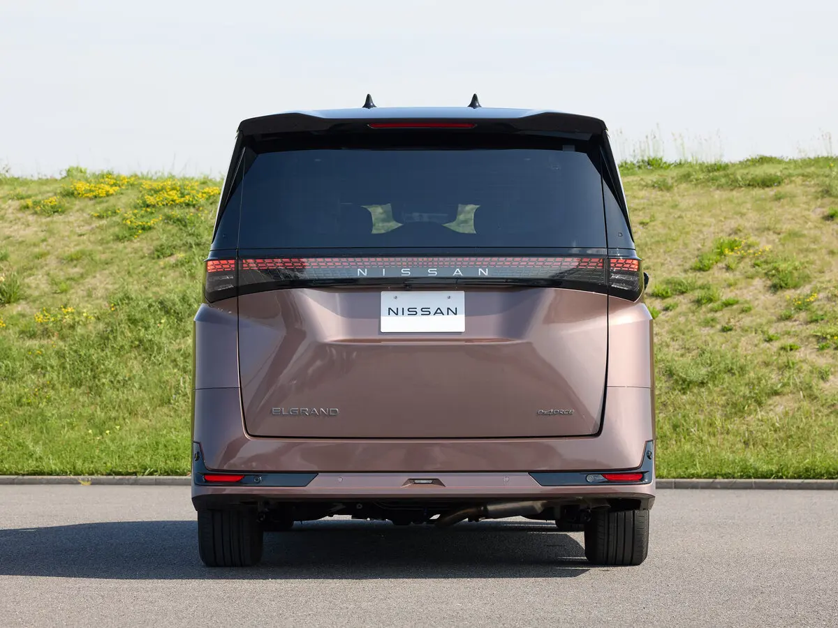 Nissan Elgrand IV (E53) Минивэн — сүрөт 4