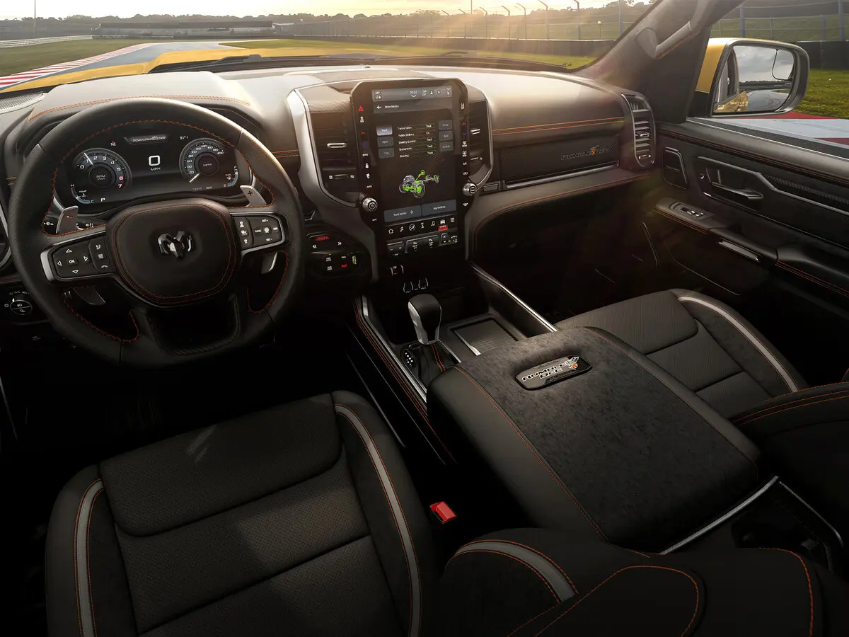 Ram 1500 V Рестайлинг Пикап Двойная кабина Rumble Bee — 照片 6