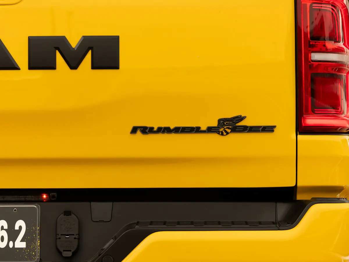 Ram 1500 V Рестайлинг Пикап Двойная кабина Rumble Bee — 照片 15