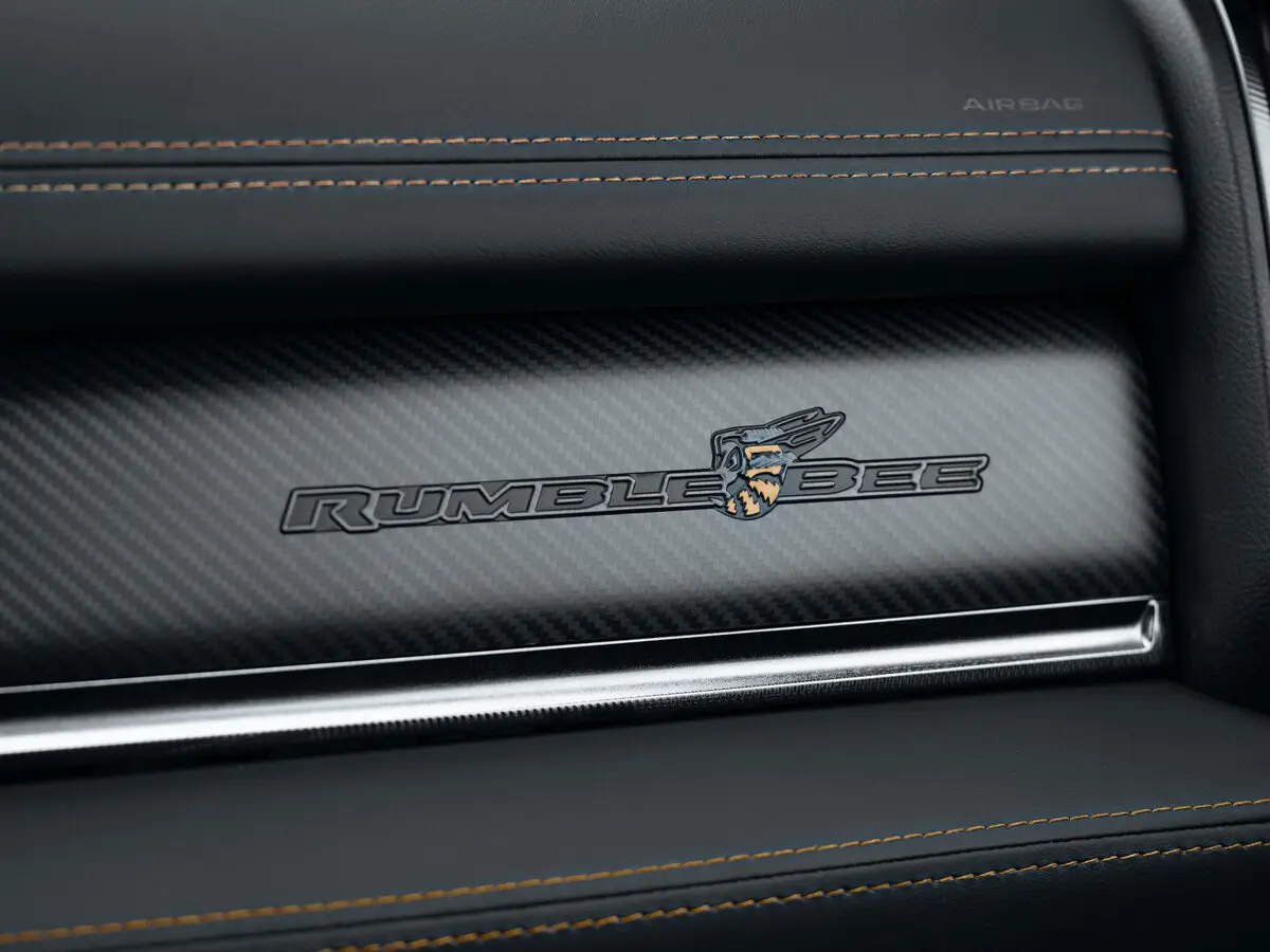 Ram 1500 V Рестайлинг Пикап Двойная кабина Rumble Bee — 照片 17