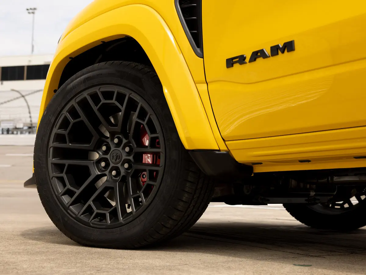 Ram 1500 V Рестайлинг Пикап Двойная кабина Rumble Bee — 照片 20