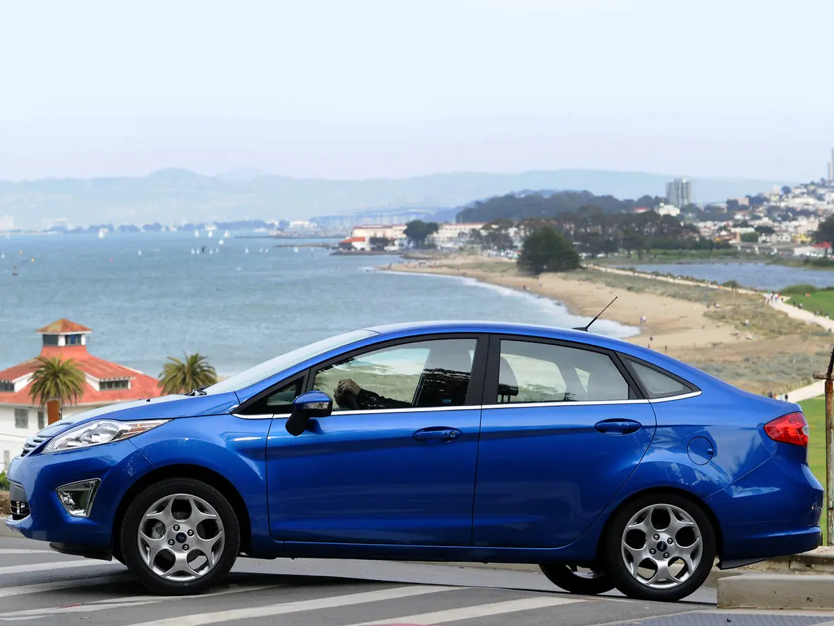 Ford Fiesta Mk6 Седан — photo 2