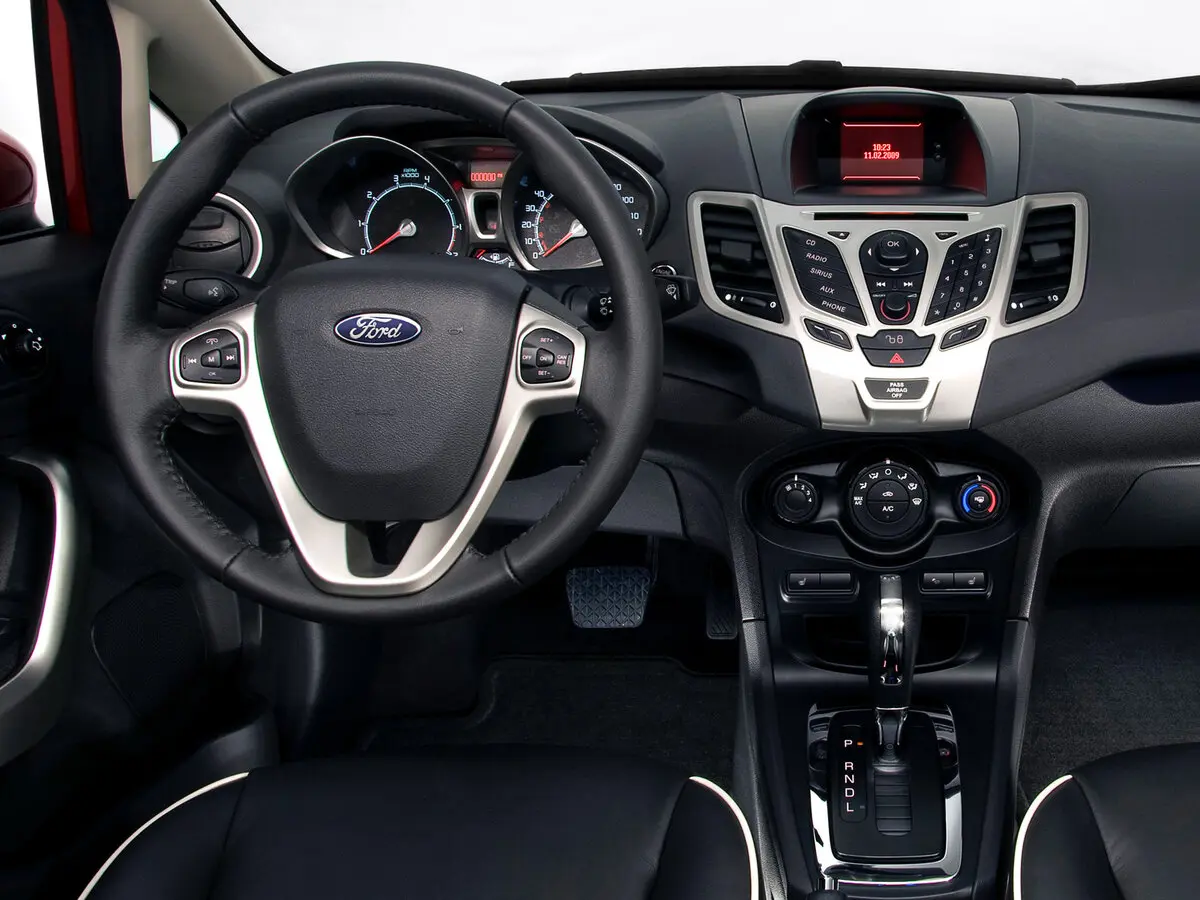 Ford Fiesta Mk6 Седан — photo 6