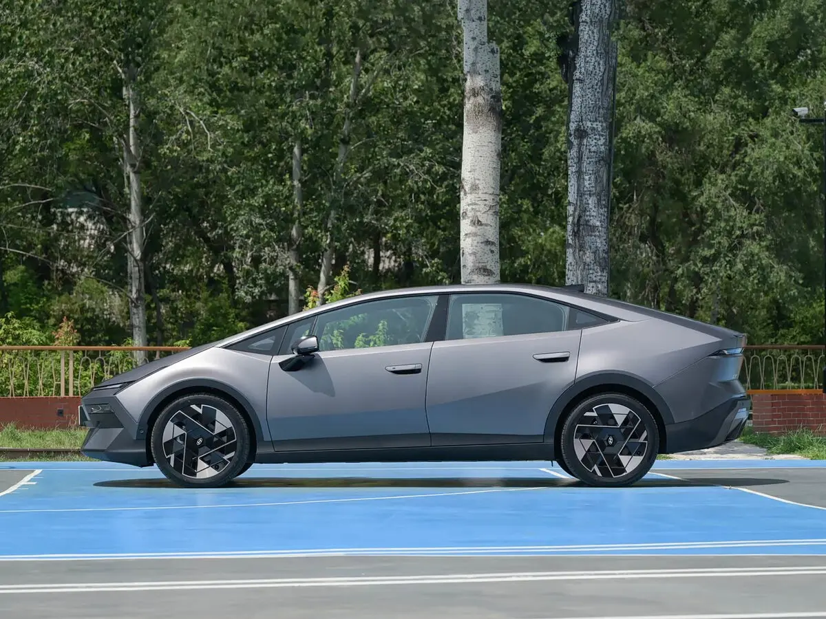 Hyundai IONIQ V 2026 – н.в. Седан — 照片 2