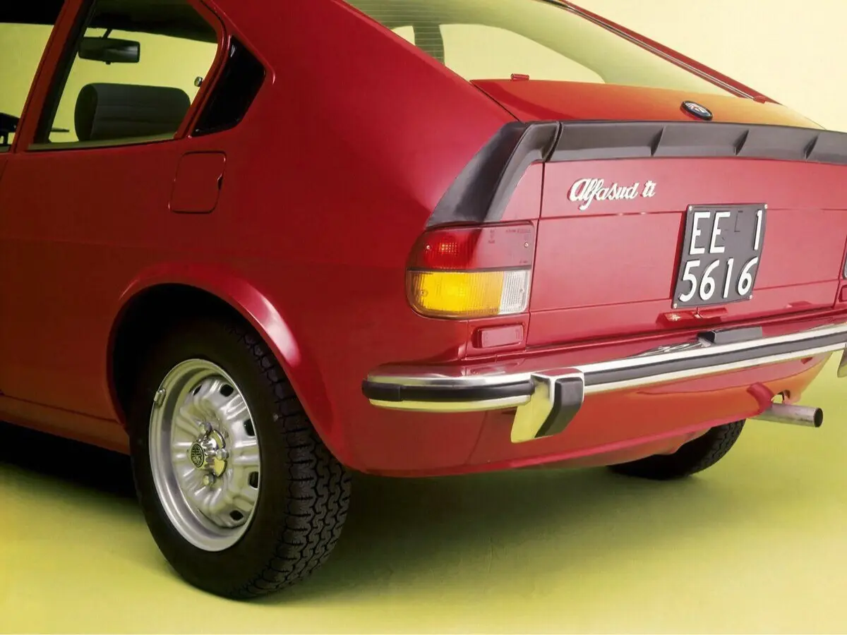 Alfa Romeo Alfasud I Фастбек TI — фото 9