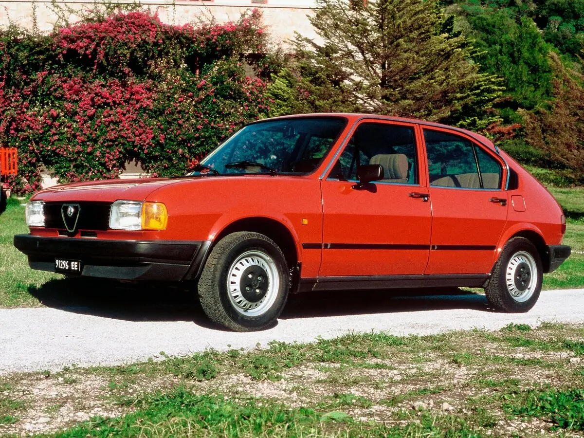 Alfa Romeo Alfasud I Рестайлинг 2 Фастбек Berlina — фото 2