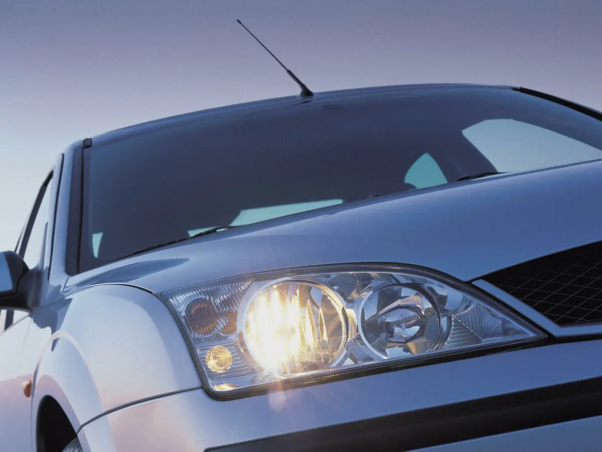 Ford Mondeo III Лифтбек — фото 8