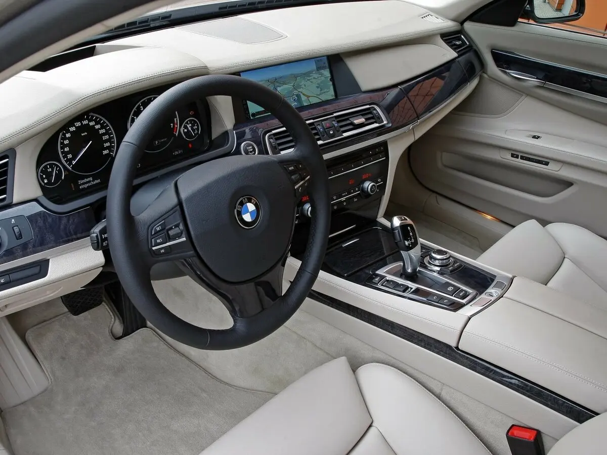 BMW 7 серии V (F01/F02/F04) Седан Long — 照片 7
