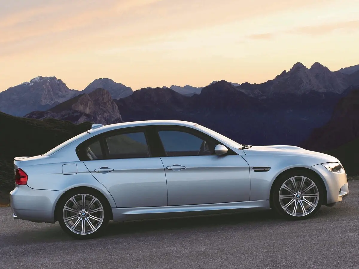 BMW M3 IV (E90) Седан — сүрөт 2