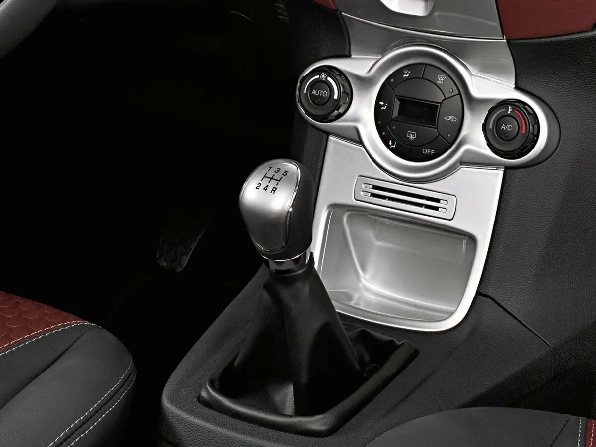 Ford Fiesta Mk6 Хэтчбек 5 дв. — photo 11