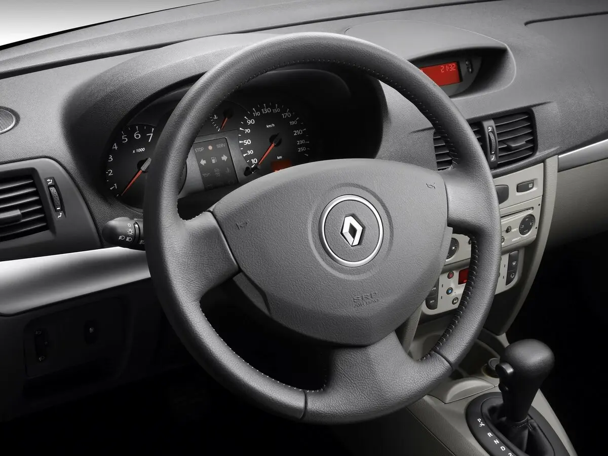 Renault Symbol ll Седан — photo 9