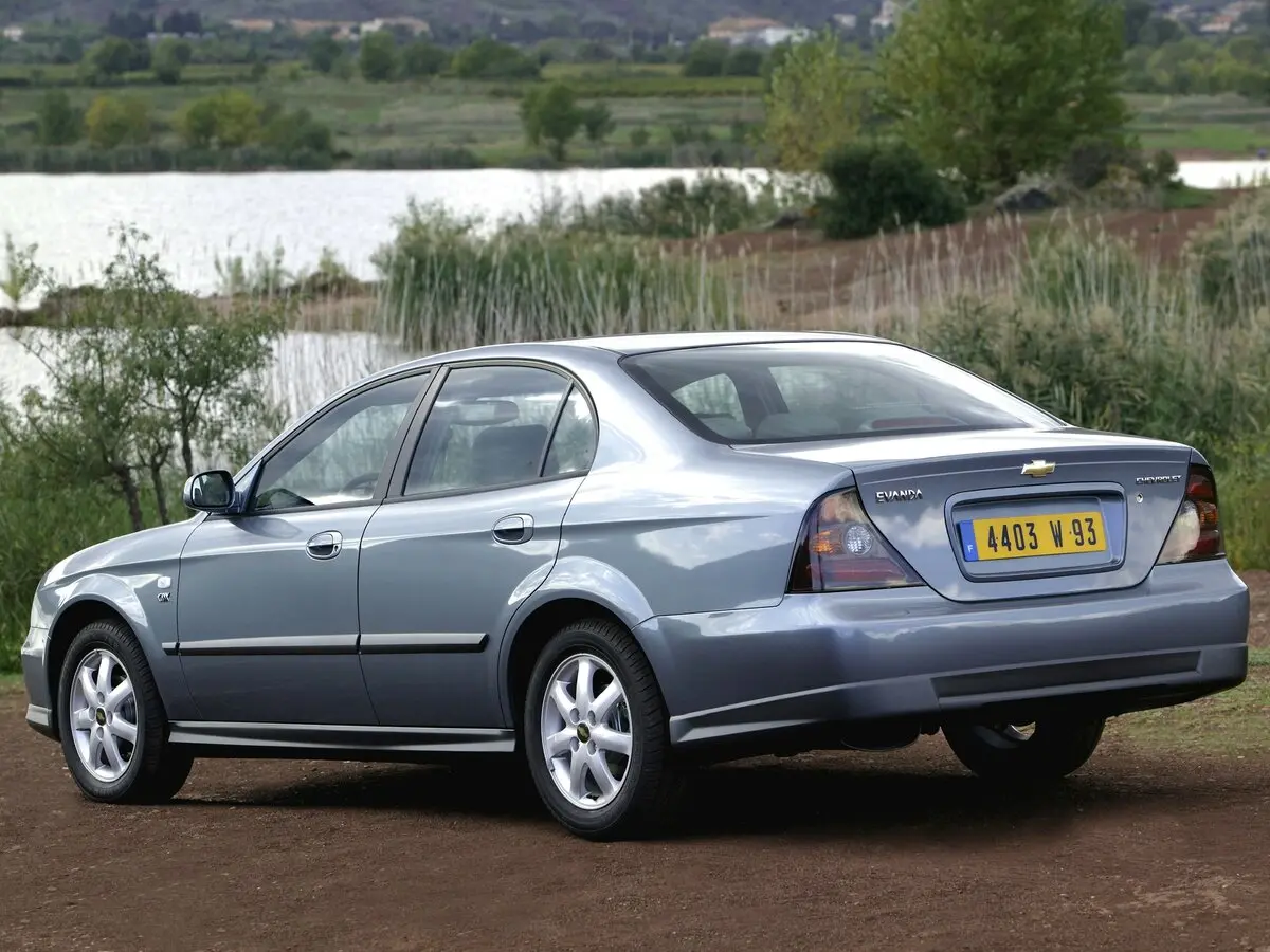 Chevrolet Evanda 2000 – 2006 Седан — photo 5