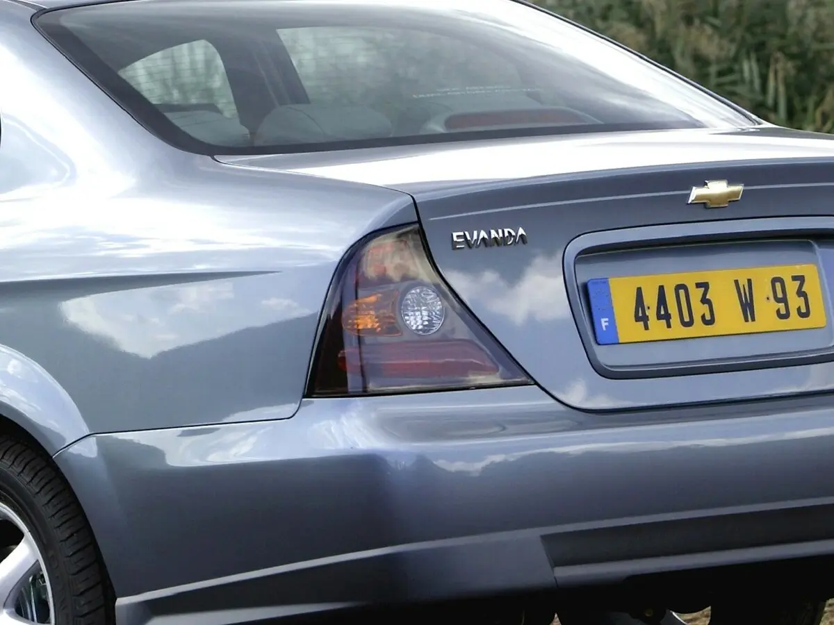 Chevrolet Evanda 2000 – 2006 Седан — photo 11