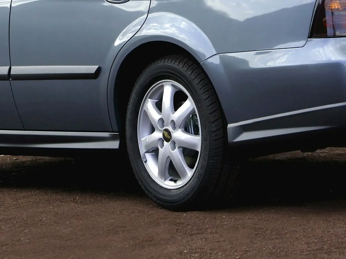 Chevrolet Evanda 2000 – 2006 Седан — photo 12