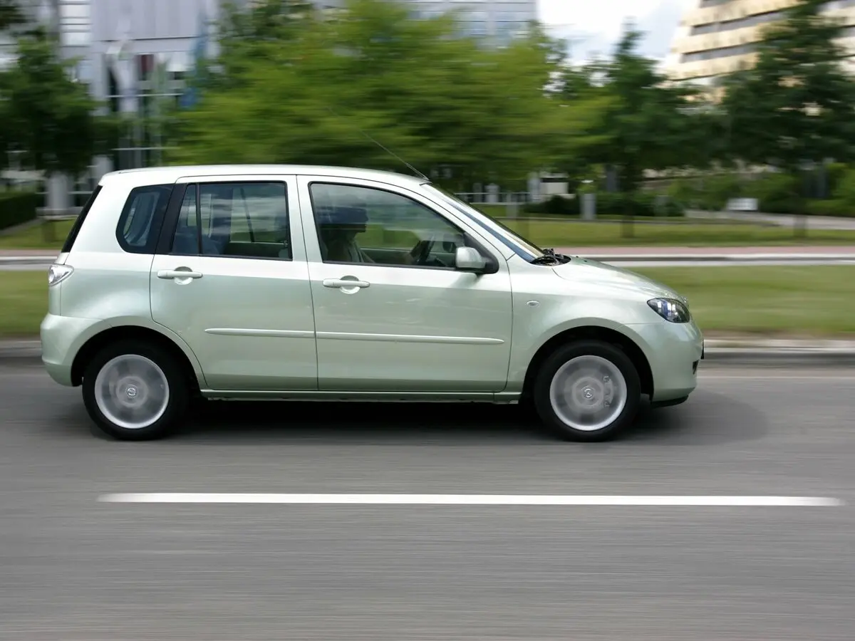 Mazda 2 I (DY) Рестайлинг Хэтчбек 5 дв. — сүрөт 2